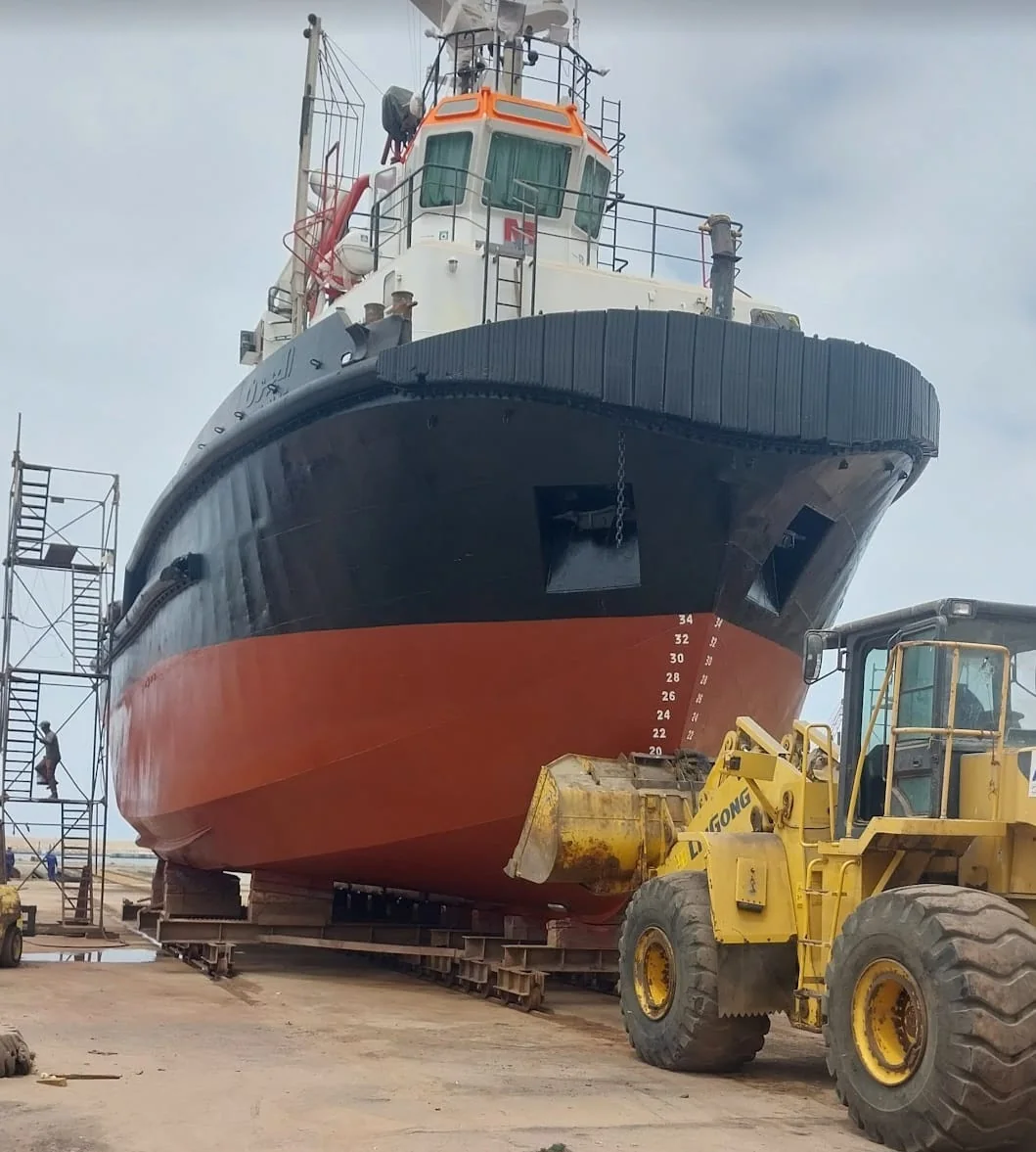 Remorqueur à sec dans un chantier naval